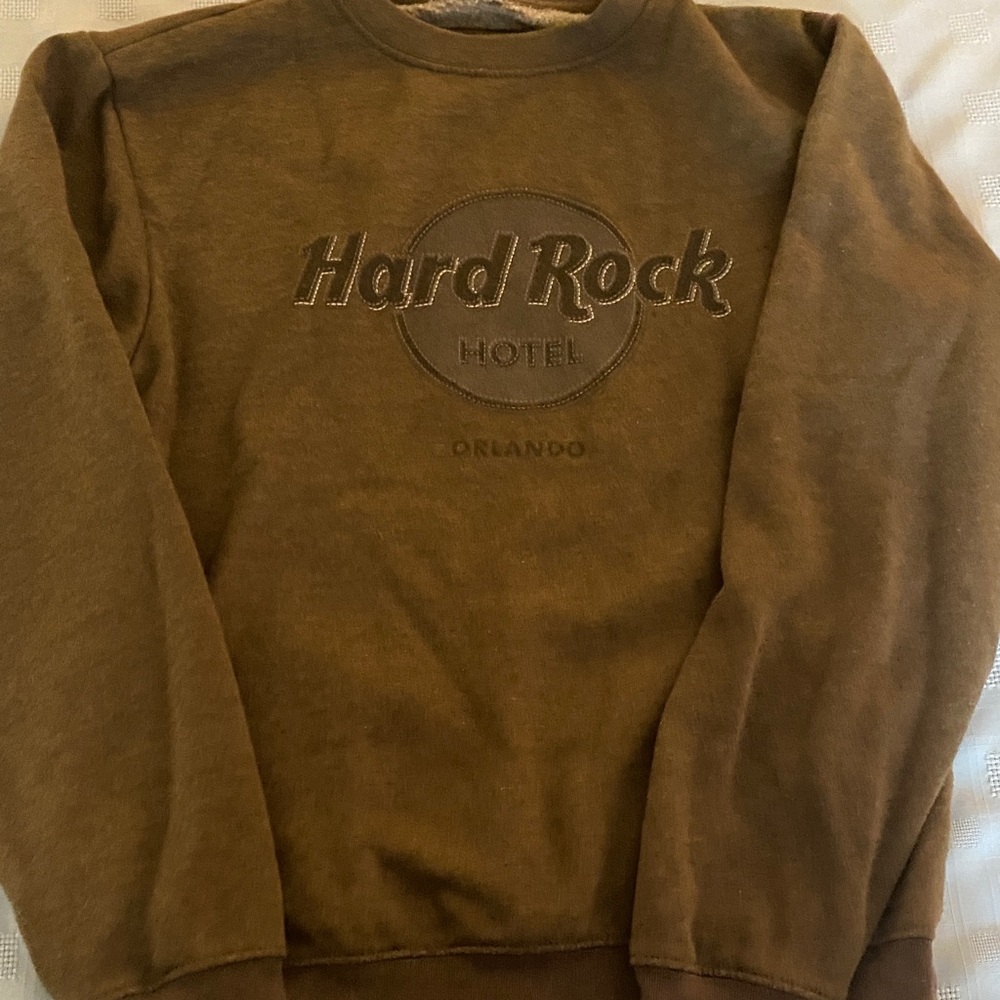 Hard Rock Cafe Orlando medium crewneck sweatshirt in rich brown. Woman’s